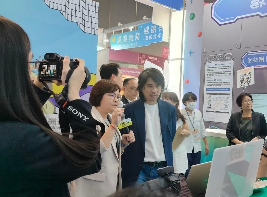 圖為亞大護理學院長吳樺姍(左2),向教育部政務次長葉丙成(左3)介紹該院的執行成果。 圖為亞大護理學院長吳樺姍(左2),向教育部政務次長葉丙成(左3)介紹該院的執行成果。
