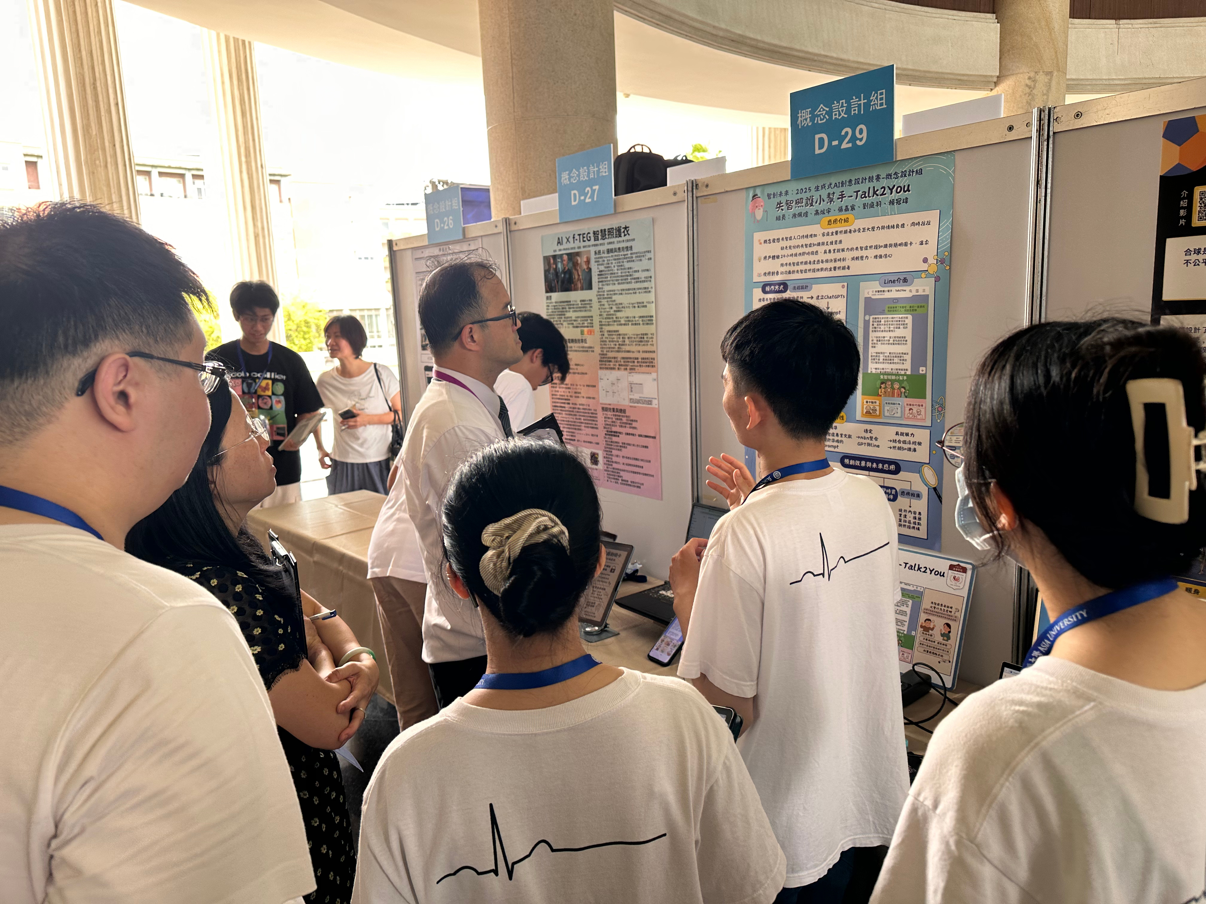 教育部資訊及科技教育秘書處杜國正處長(右四)與亞大護理學院參展師生合影。