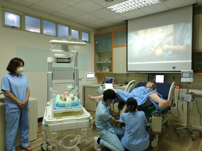 The AI teaching in the College of Nursing is equipped with the only high-end maternity simulator (two-in-one neonatal treatment table), Victoria, in the “Labor, Delivery & Recovery Room” at AU in Taiwan, through the full record of “Smart Birth” with Victoria for trainees to deliver a child.