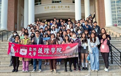 亞洲大學護理學院80名師生於校園合影，啟程前往「2025台灣醫療科技展」進行智慧醫療產業自主學習。