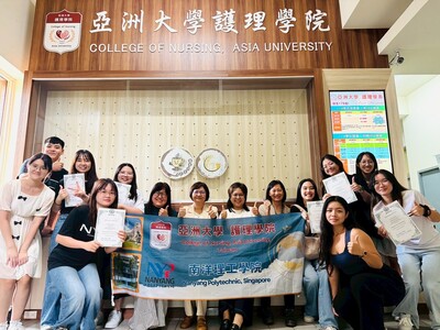 新加坡南洋理工學院護理與社會科學學院「2025國際實習與共學計畫」結業式，由亞洲大學護理學院吳樺姍院長頒發結業證書並合影。