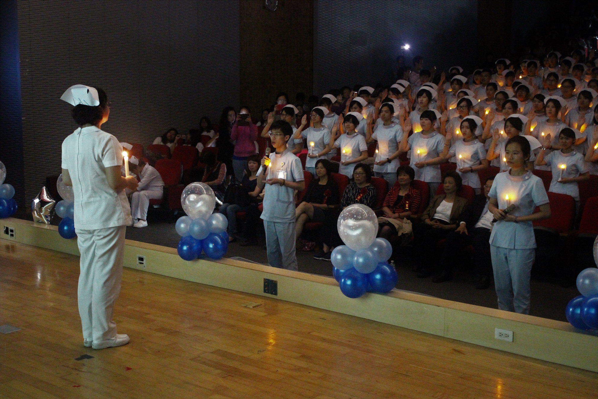 亞大護理系中文宣誓代表李冠葦同學(左)、英文宣誓代表葉紫如同學(右)帶領全體受冠生宣誓。