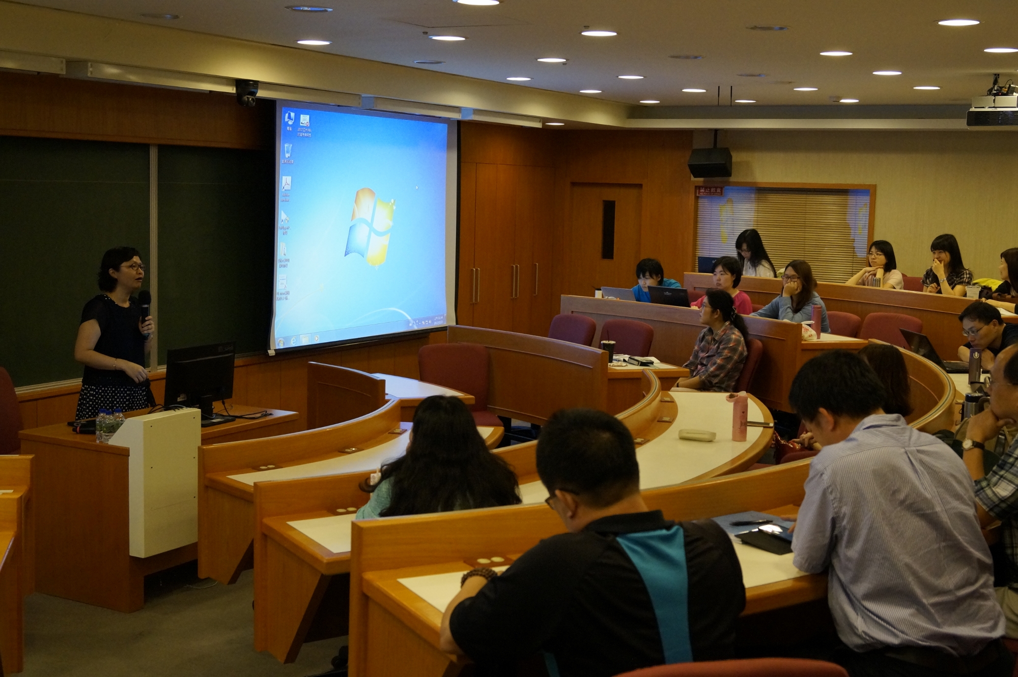 亞大護理系主任吳樺姍分享亞大問題導向學習PBL操作流程。