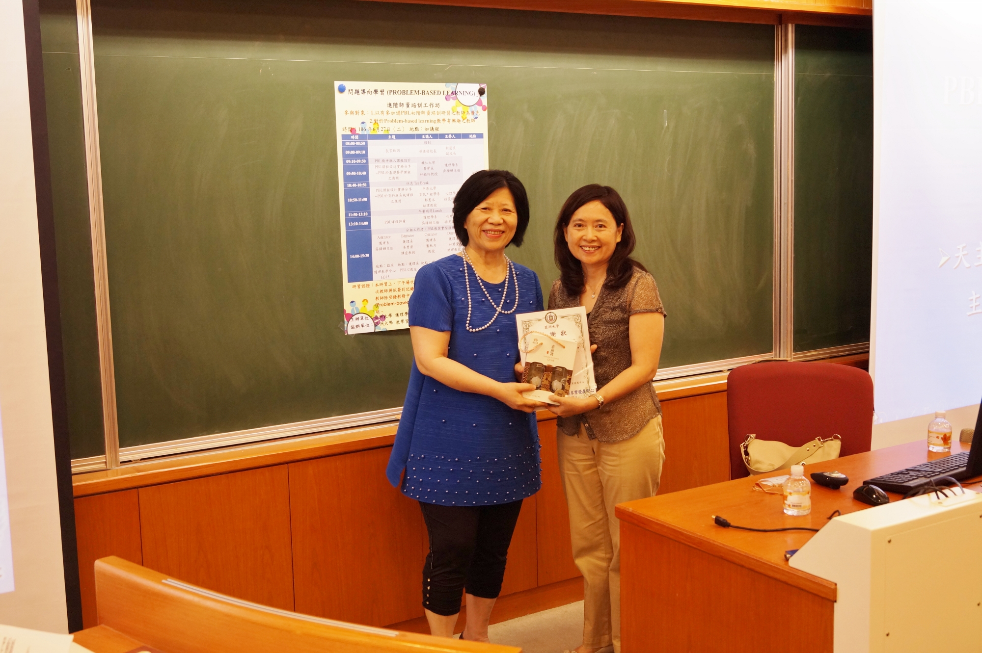 亞大副校長柯慧貞(左)致贈感謝狀及禮品予輔仁大學醫學系林鈺玲教授。