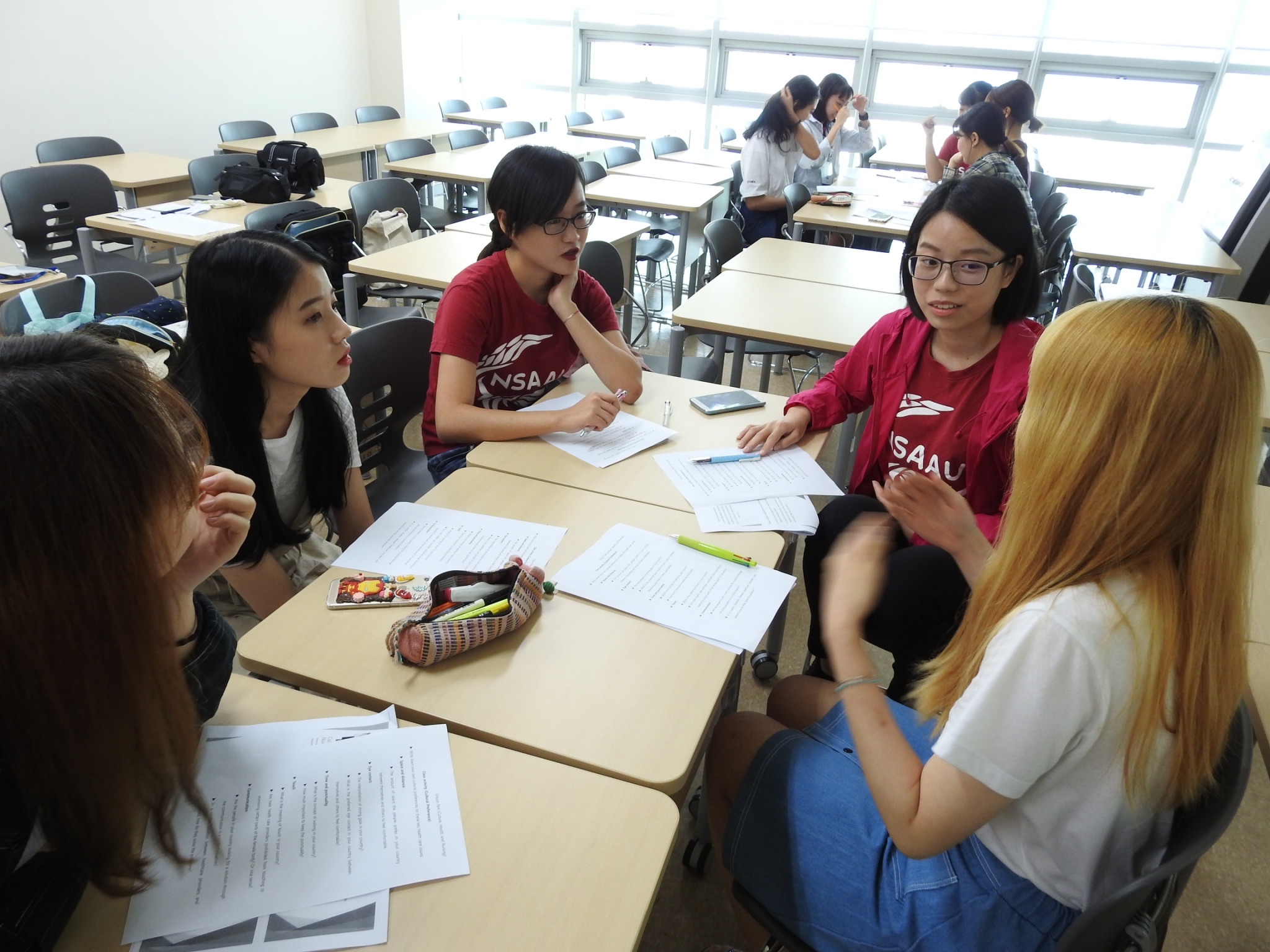 亞大護理系、韓國仁荷大學學生在課堂中討論、交流。