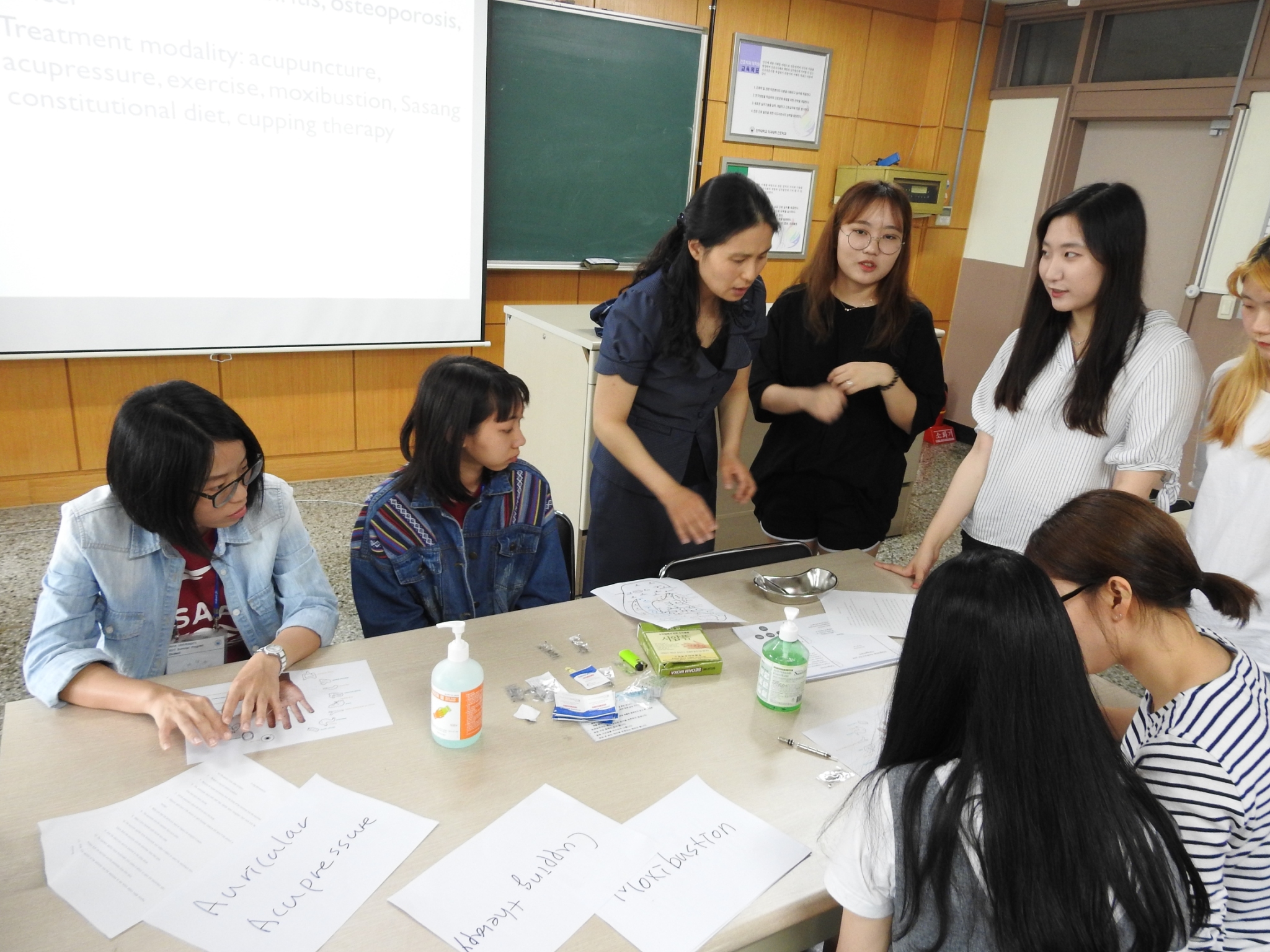 仁荷大學護理系教師Dr. Eun jin Lee講授「傳統醫學與護理」，兩校學生共同學習交流。