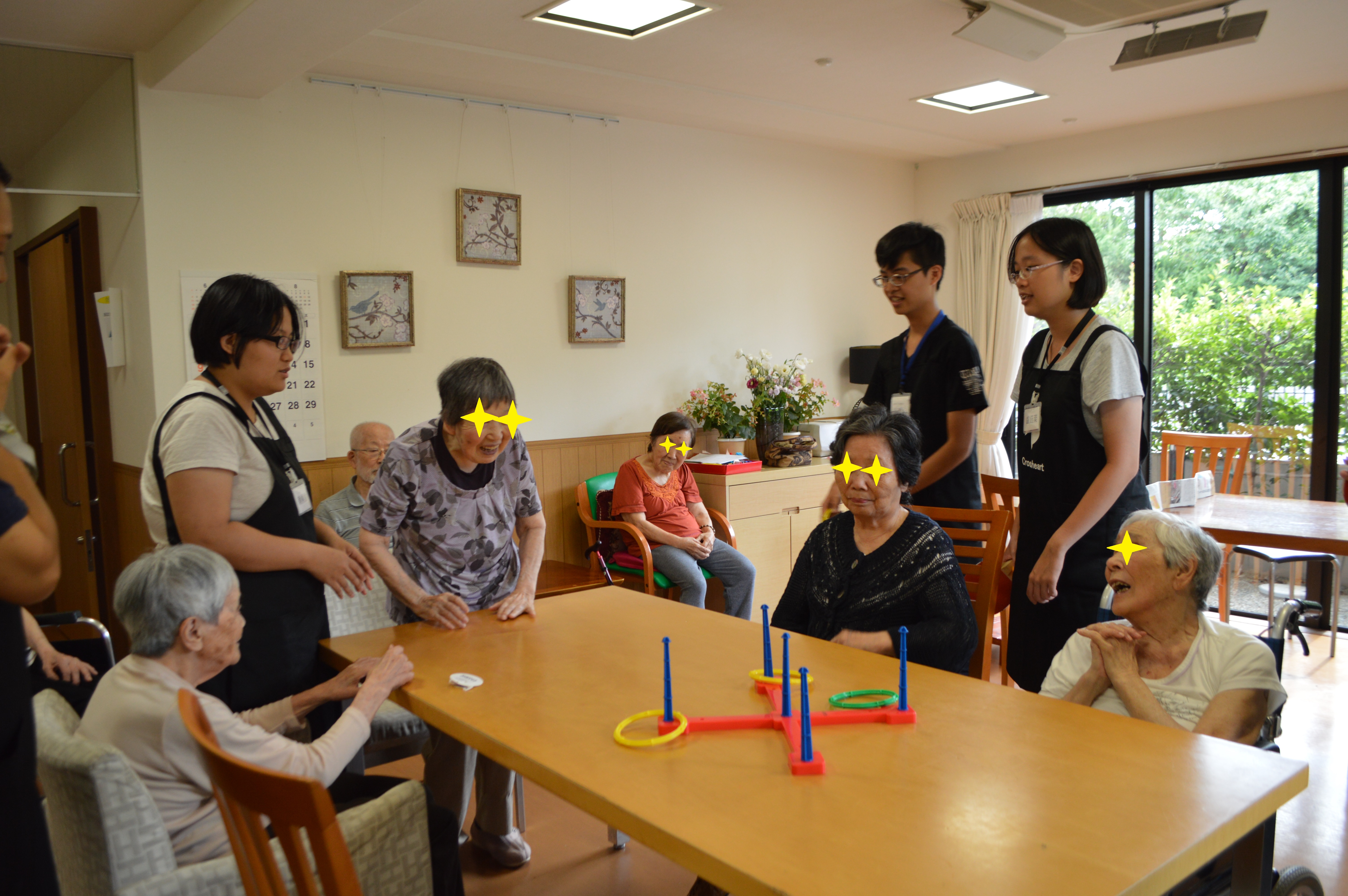 護理系學生於日本長照機構實作，與日本長輩互動、遊戲。