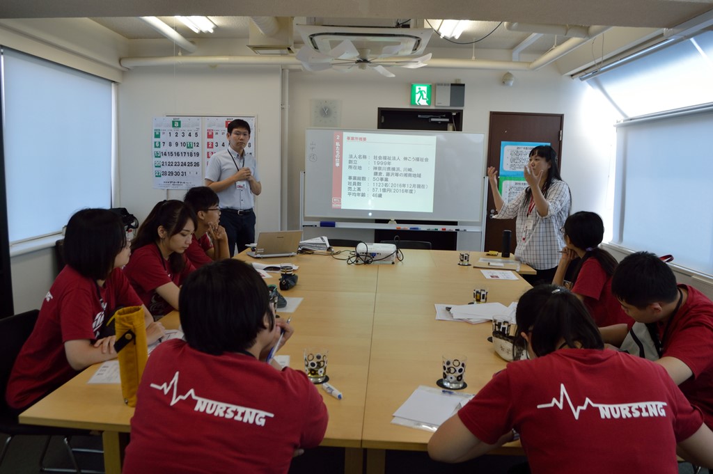 護理系學生仔細聆聽日本伸江福祉會歷史及服務理念。