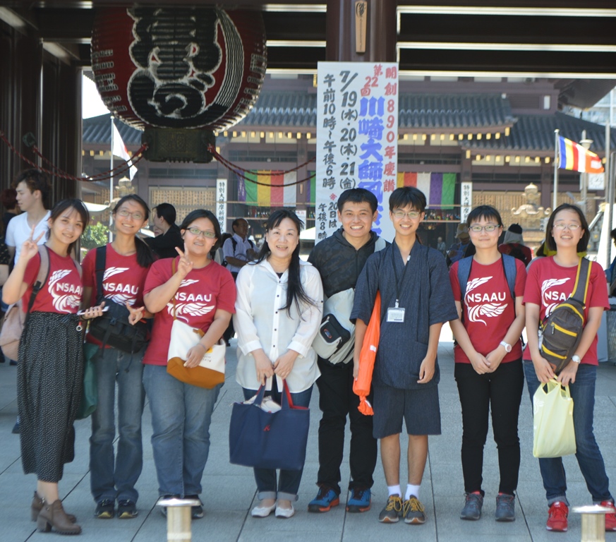 神奈川伸江福祉會人員帶領亞大護理系學生參與川崎大師風鈴祭典，體驗當地文化。