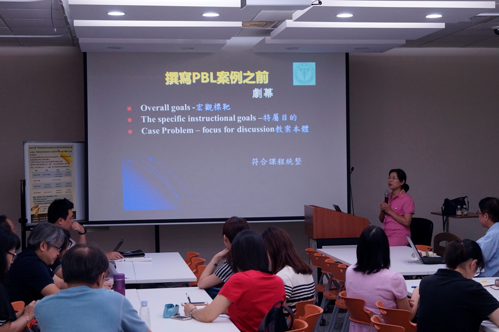 亞洲大學舉辦PBL案例寫作實務工作坊！與會教師和護理系吳樺姍主任在課堂上討論。