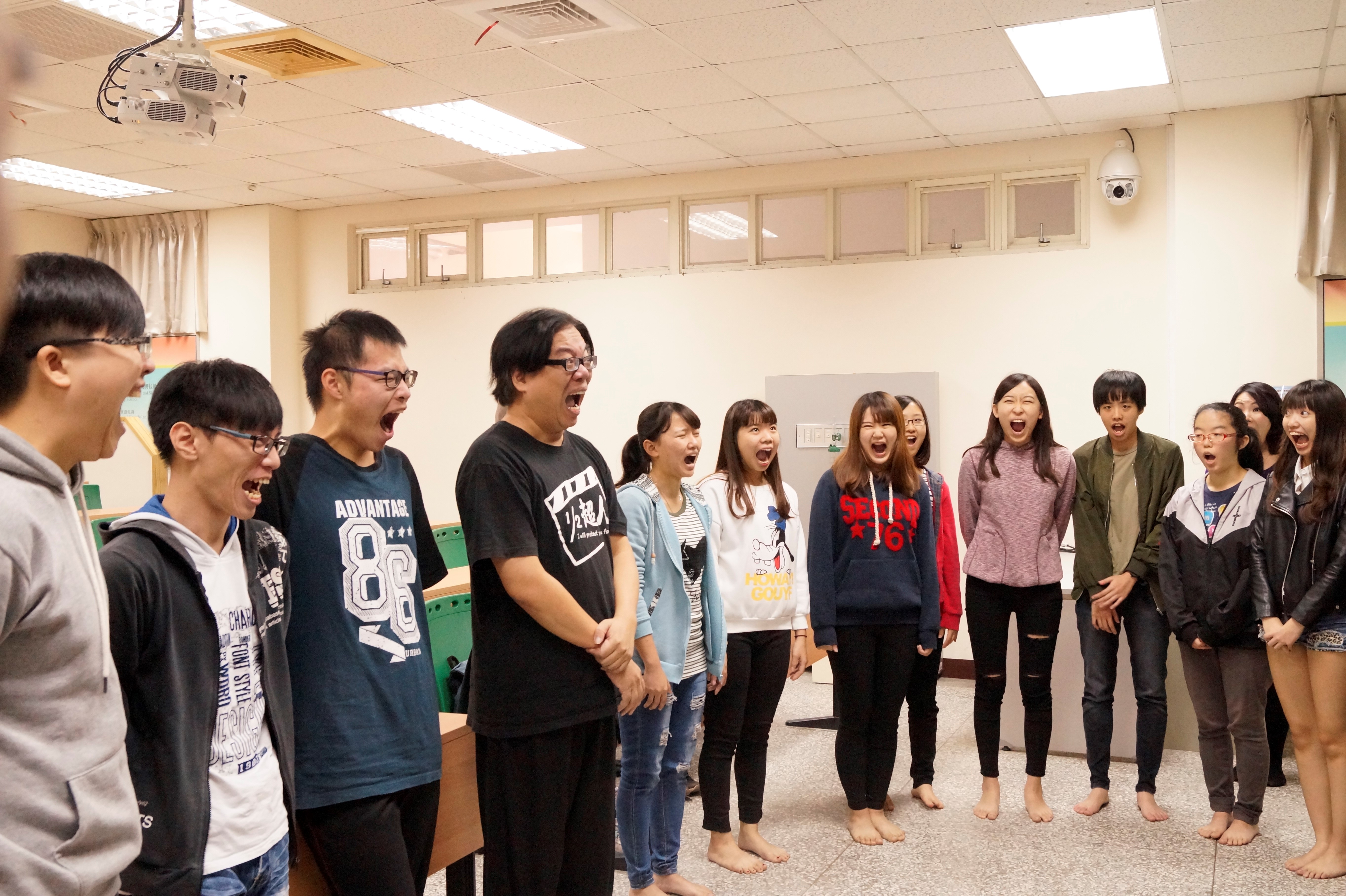 活水心靈劇坊姚志鵬老師引導學員以戲劇表演的方式探索自我。