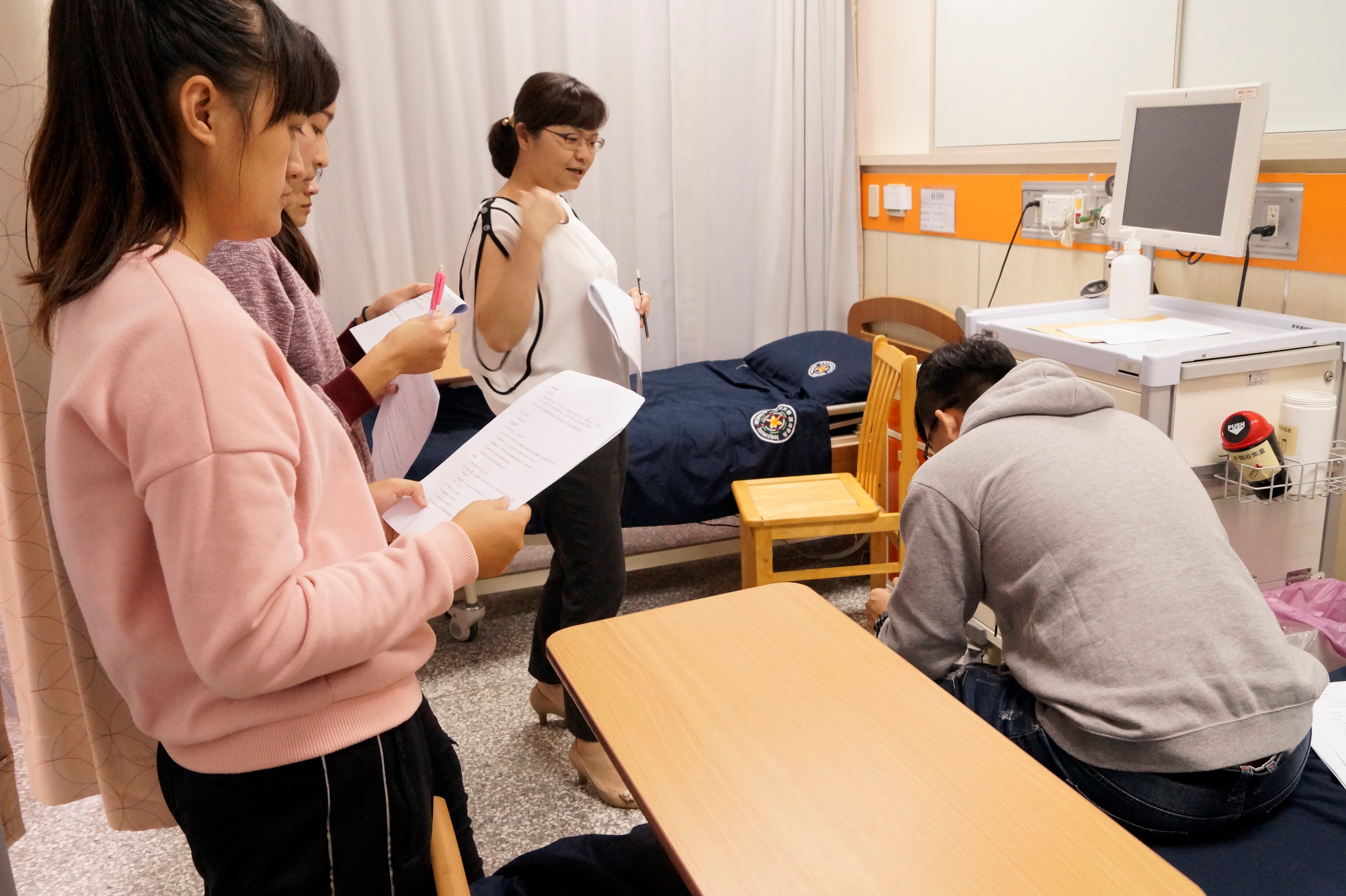 護理學系吳樺姍老師指導學生於床緣擺出呼吸困難病人之三點式姿勢。