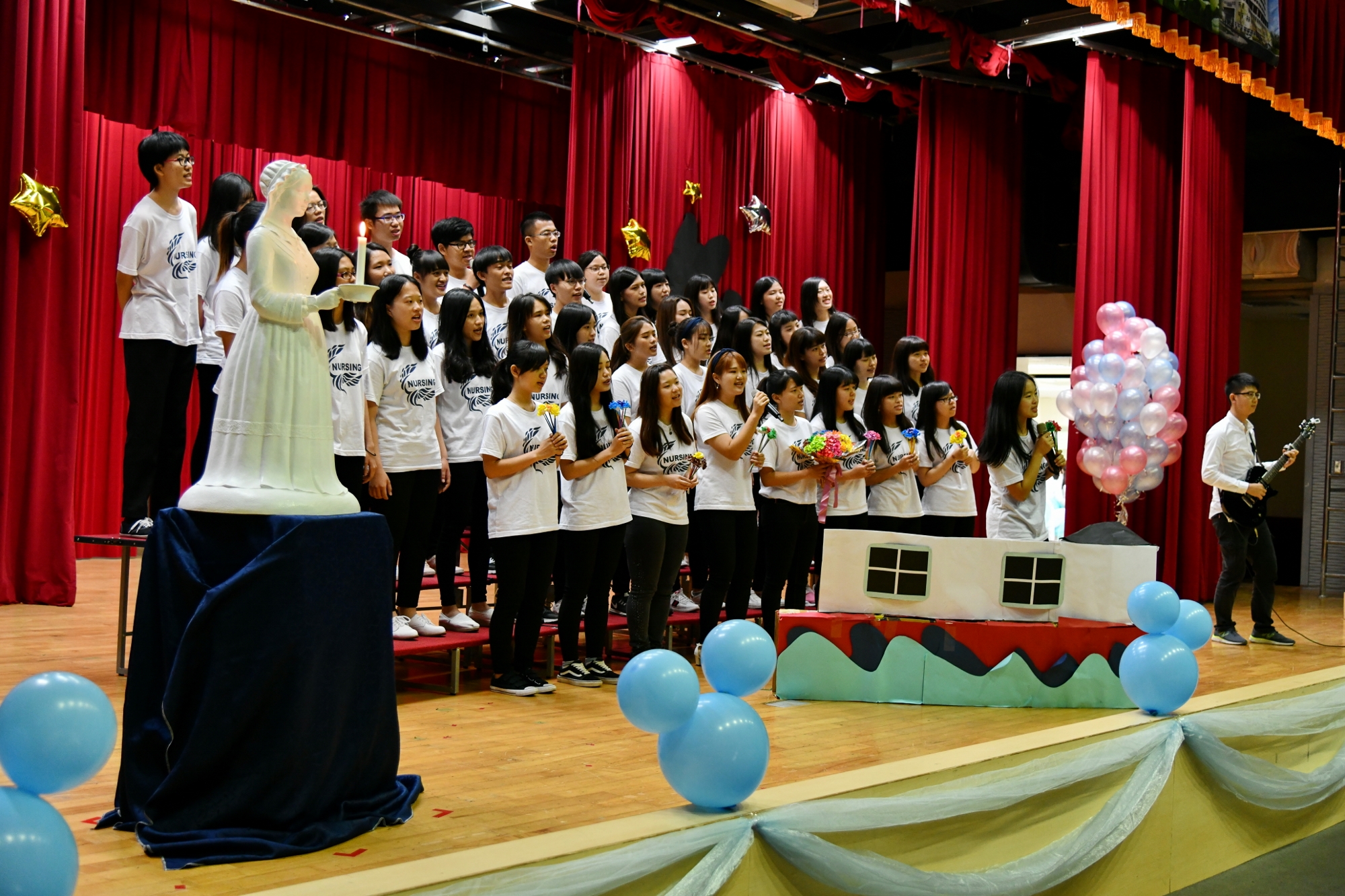 護理系大一學弟妹們為學長姐唱歌表演祝福。