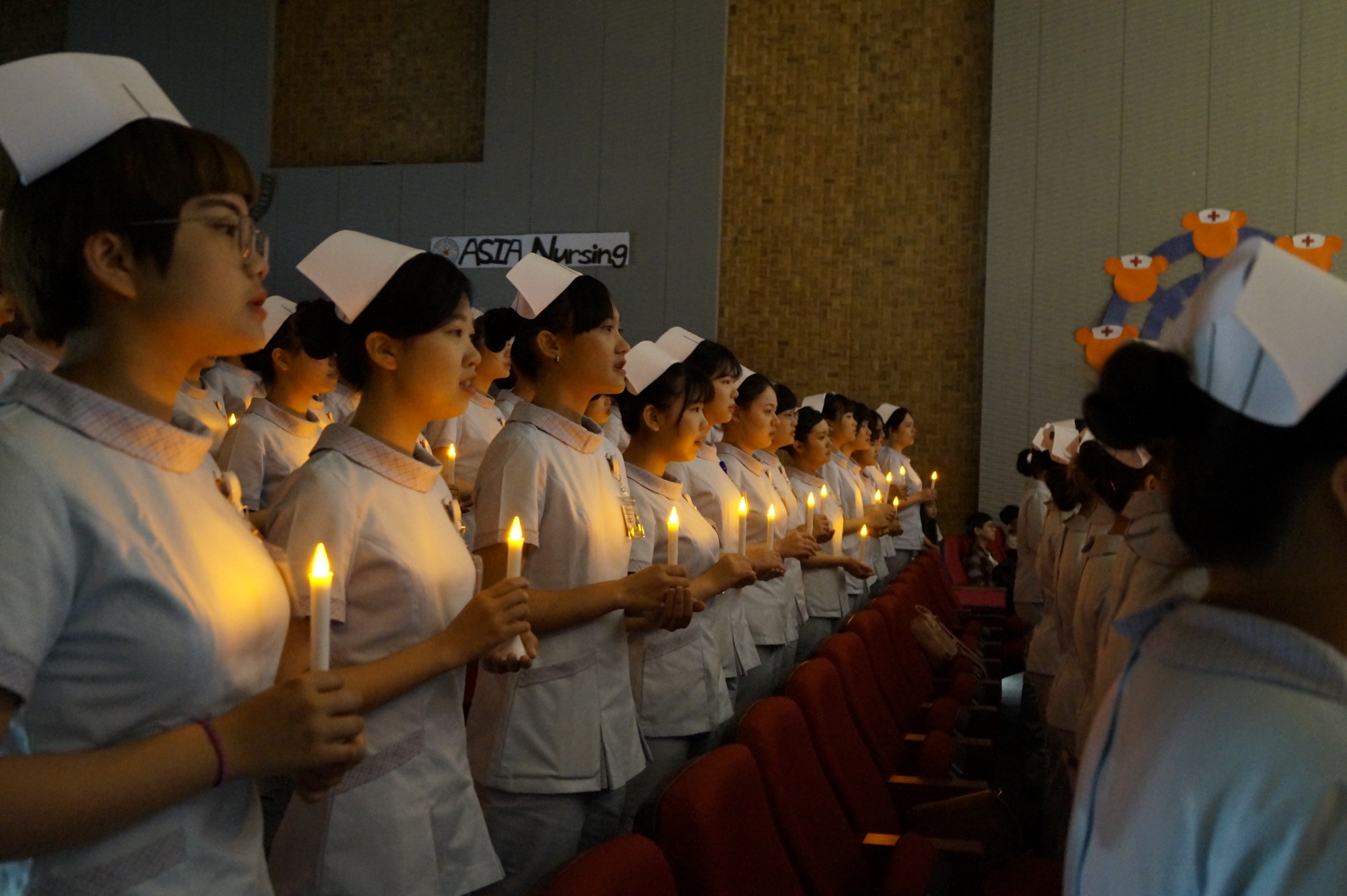 亞大護理系師生點燃象徵南丁格爾光與熱的燭火。