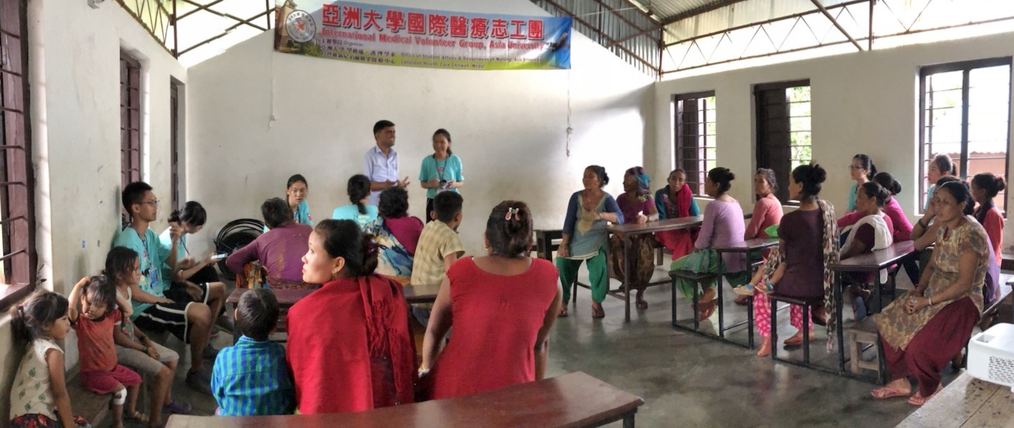 護理系同學為尼泊爾喬哥地民眾進行團體衛教。