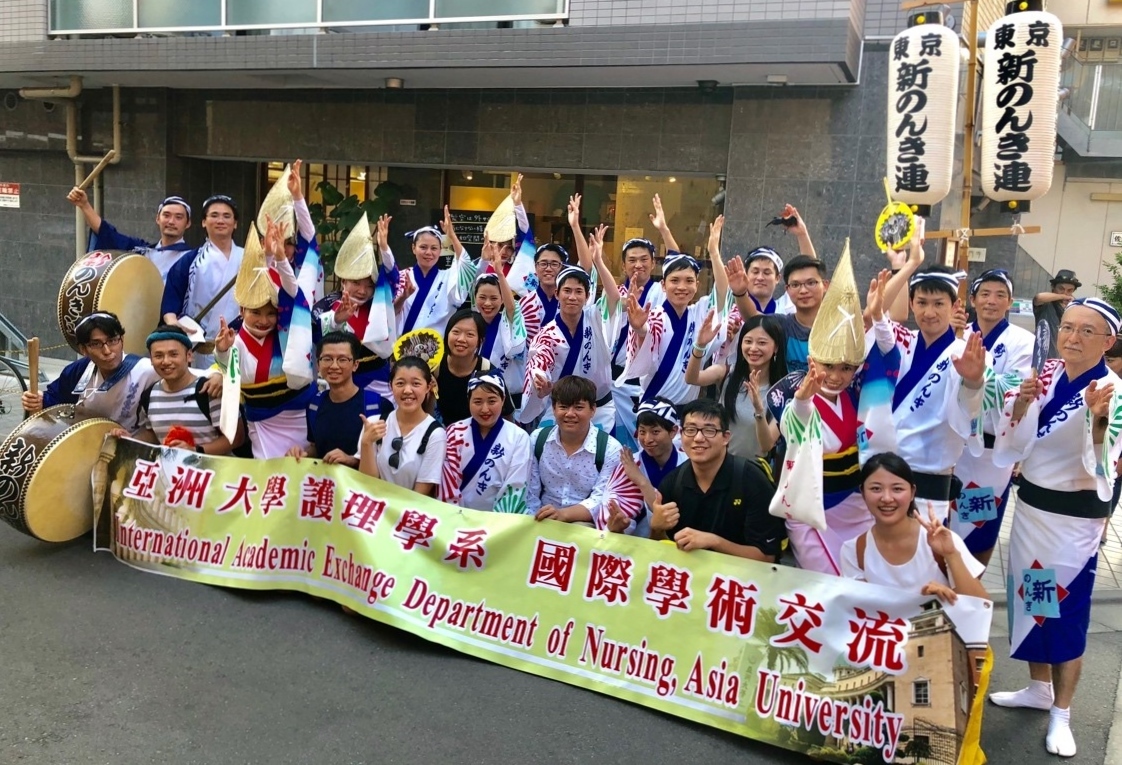 亞大護理系學生到日本實習，深入日本傳統文化，與當地舞者學習阿波舞。