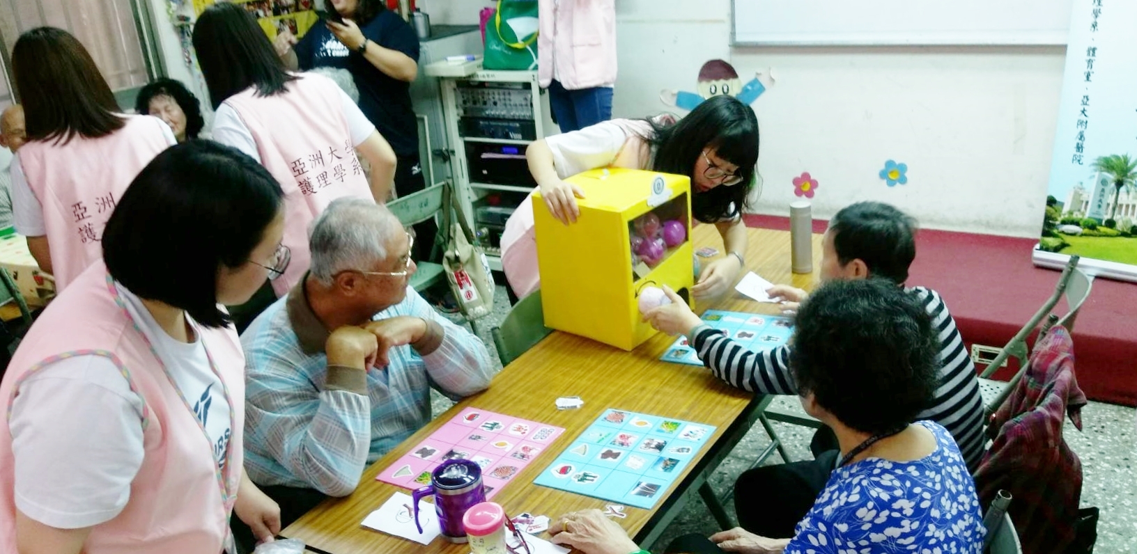 圖說：護理系學生與吉峰社區長輩玩懷舊桌遊。