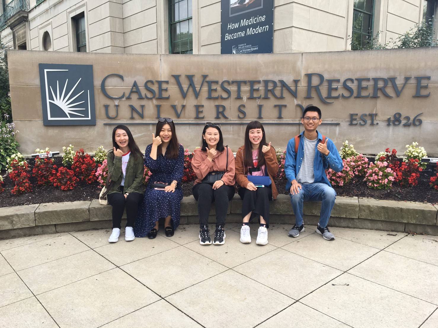 亞大護理系學生到美國The Detrick Medical History Museum參觀，並在Case Western Reserve University 前合影。