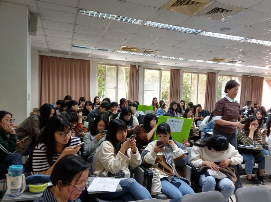 陸振芳副教授教導學生如何閱讀判決書。