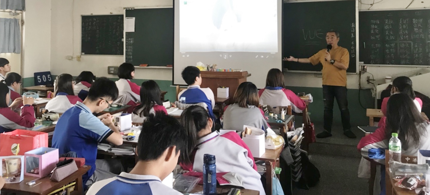 資傳系張建人老師到中港高中協同教學，指導學生利用手機拍攝微電影。