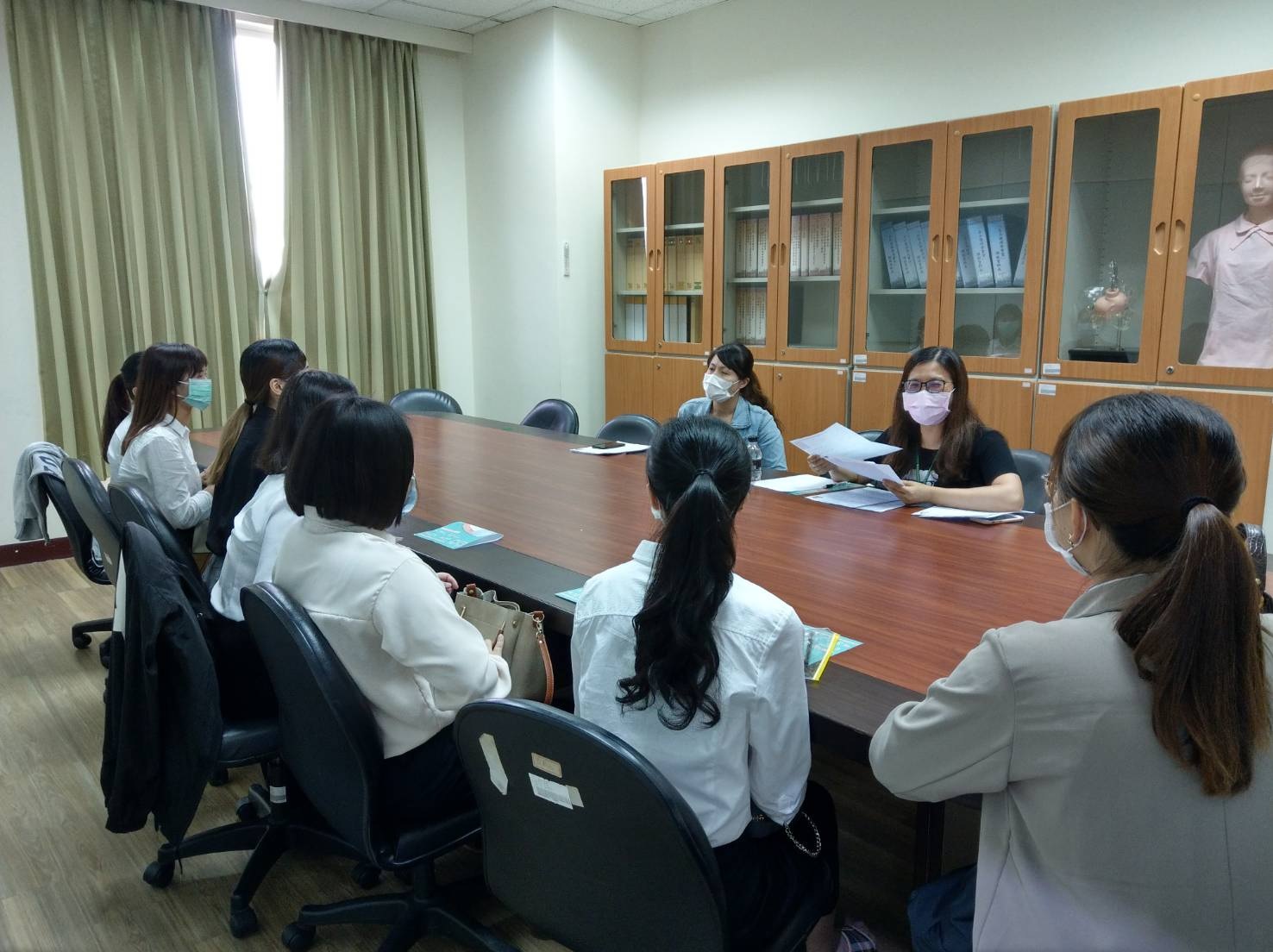 亞大附屬醫院督導莊錦娥、護理長蔣玉珍在護理系專業教室舉行就業團體面試。