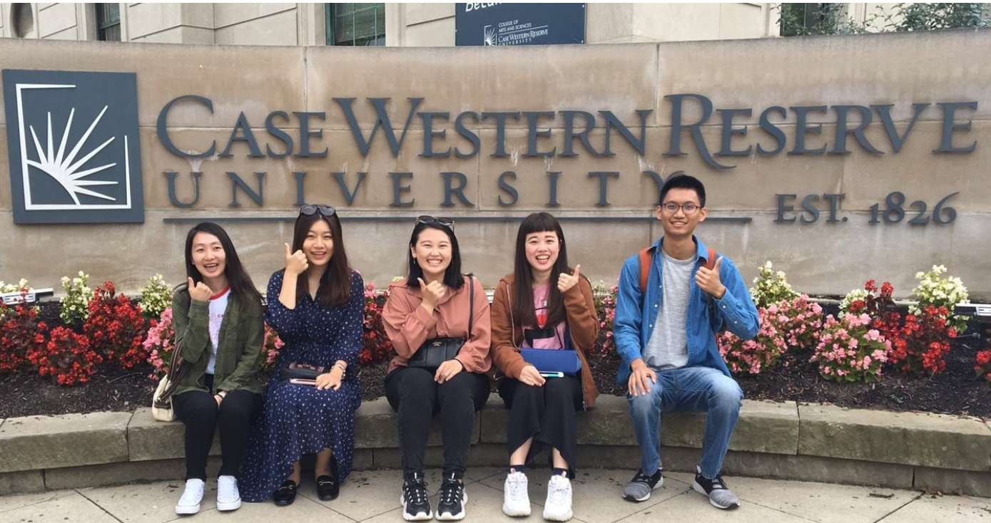 護理系李曉昀同學(左一)與護理系同學一起到美國Case Western Reserve University國際護理實習，合影。