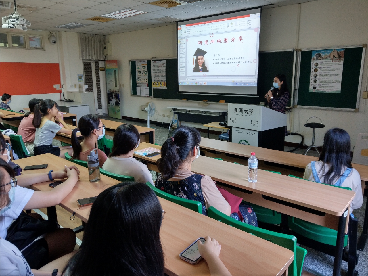 護理系第一屆畢業校友蕭人慈返校分享研究所報考及就讀經驗。