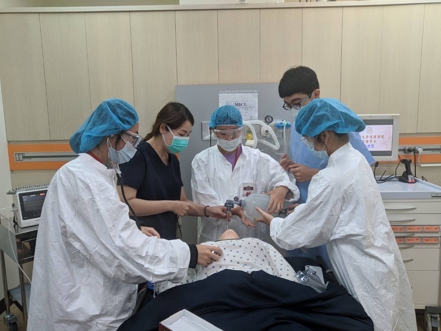 亞大護理學系彭逸稘老師(左二)指導學員體驗高擬真智慧病人插管。