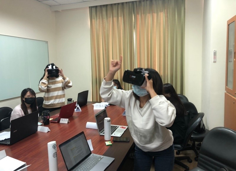 護理學系學生於PBL分組課程中，觀看精神衛生VR影片