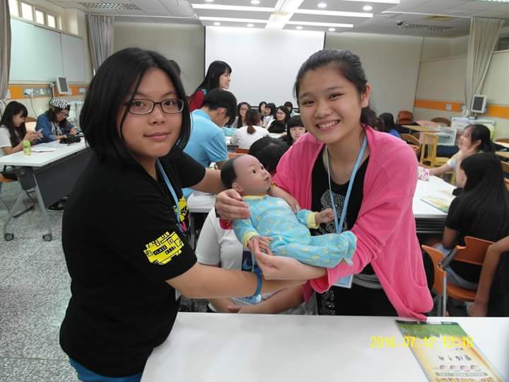 圖說：參加亞大醫健營學員，以模擬嬰兒體驗新手爸媽感受。