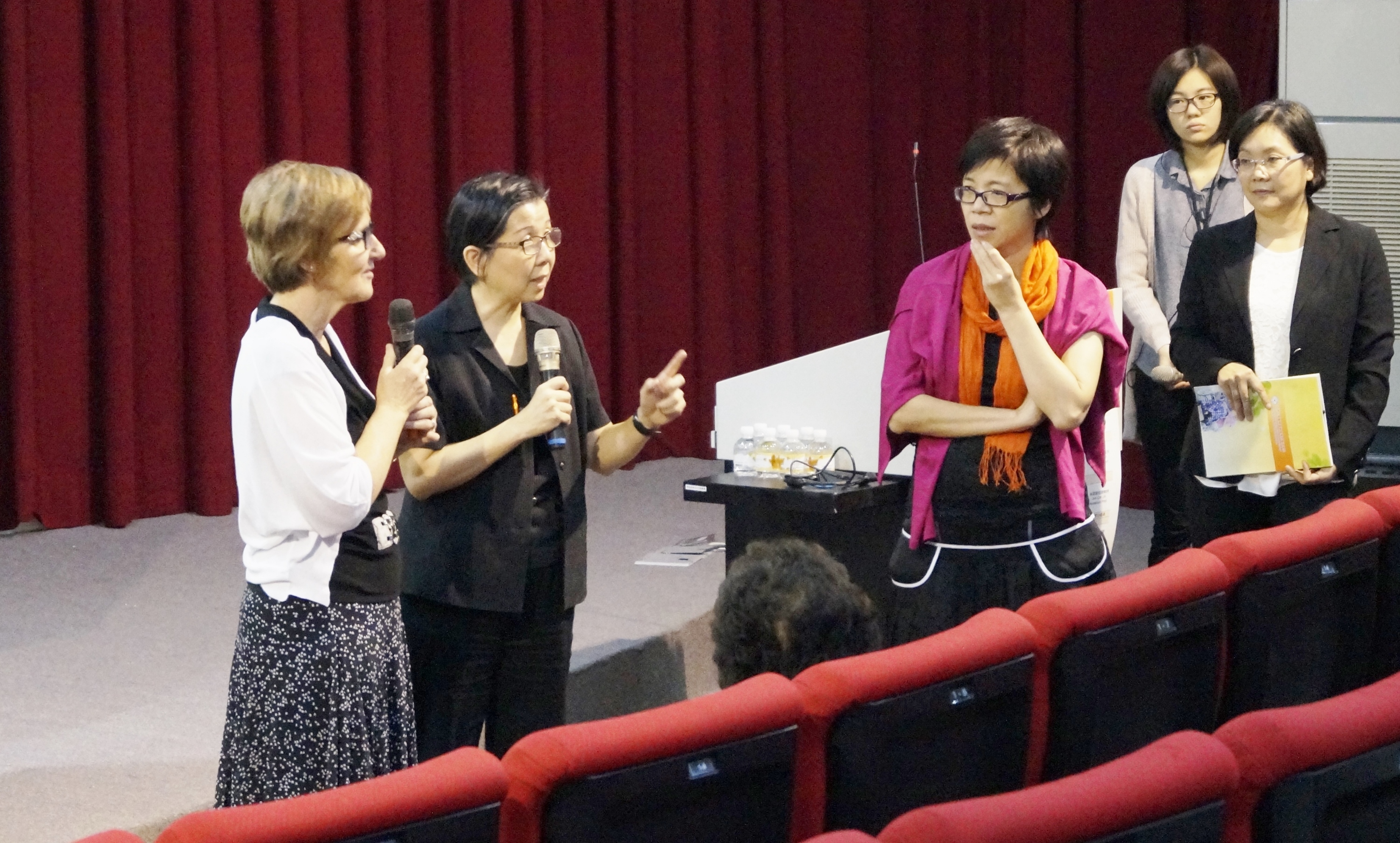 加拿大雷吉納大學護理學院Joan Wagner教授（左一），與衛福部護理及健康照護司司長蔡淑鳳（右三）對話，討論台灣與加拿大在長期照護規劃上差異