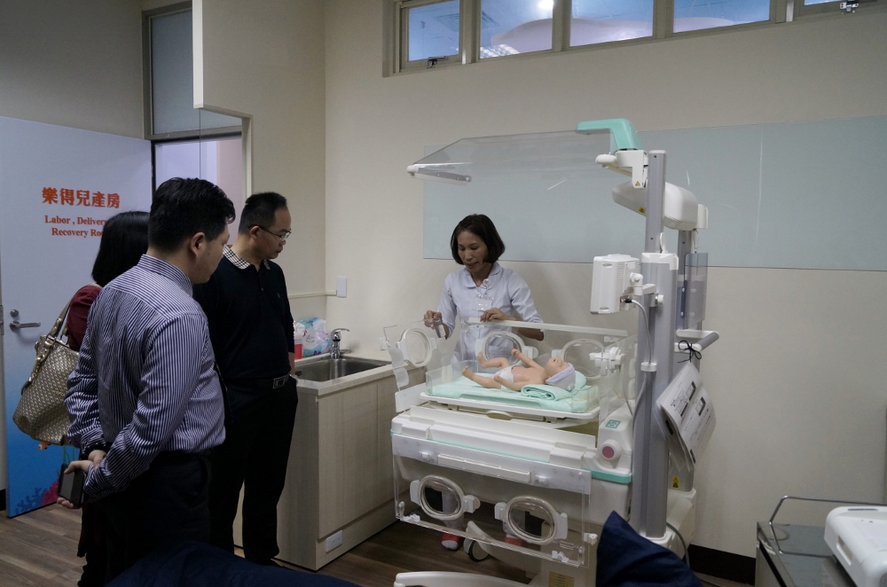 護理學系楊蕎瑜老師向大陸中醫藥管理局貴賓們解說全台唯一複合式嬰兒保溫箱之操作。