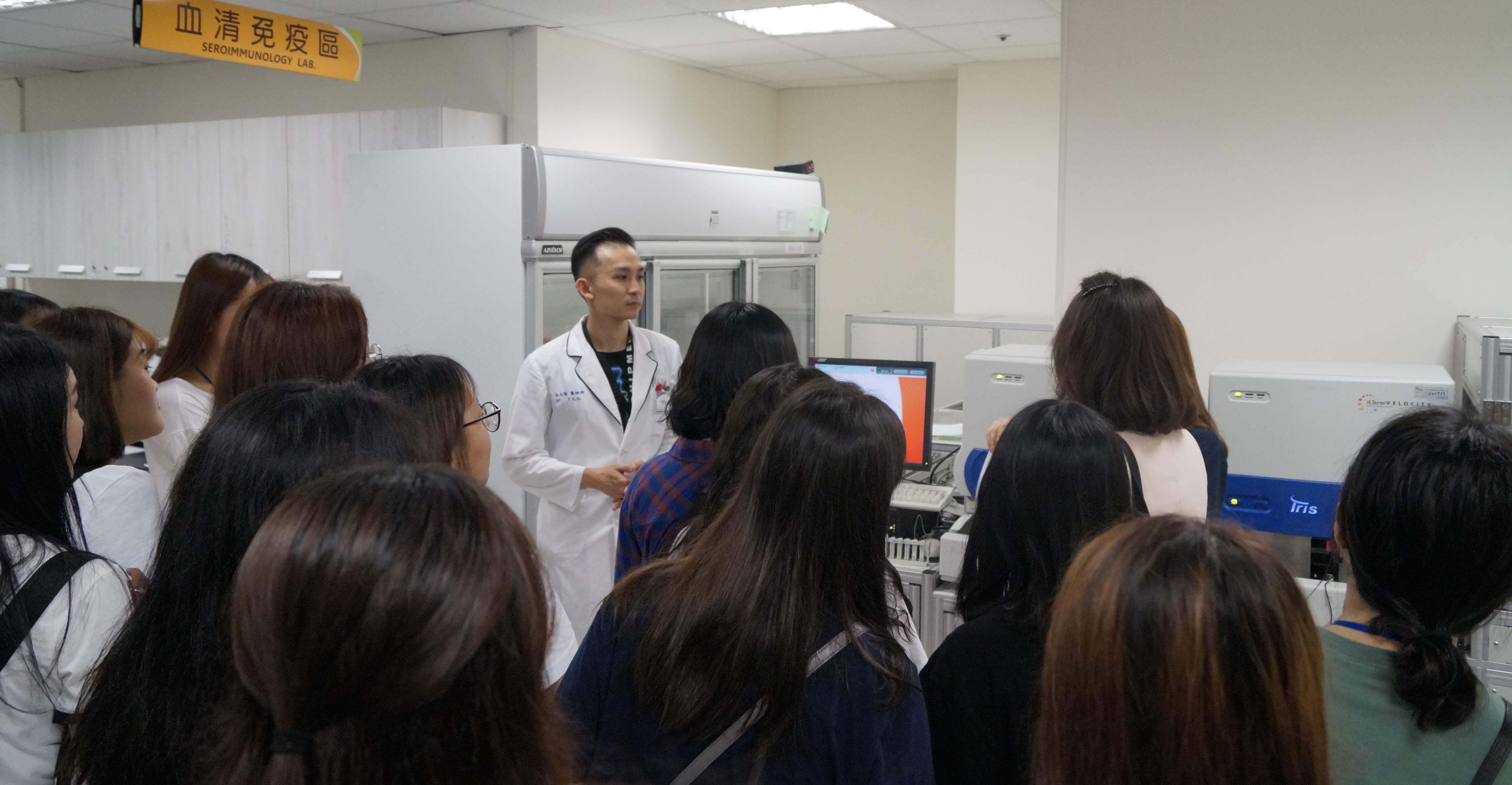 亞洲大學附設醫院檢驗科主任余志強為韓國仁荷大學師生介紹檢驗科業務。