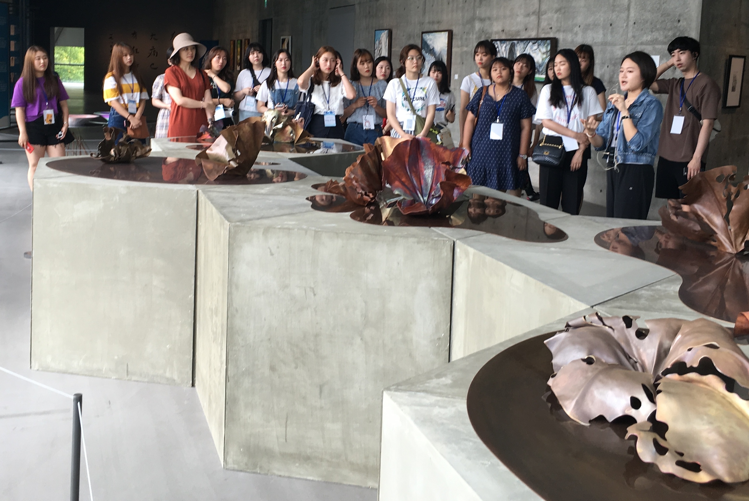 韓國仁荷大學師生到亞洲大學現代美術館參觀，由館方人員英文導覽。