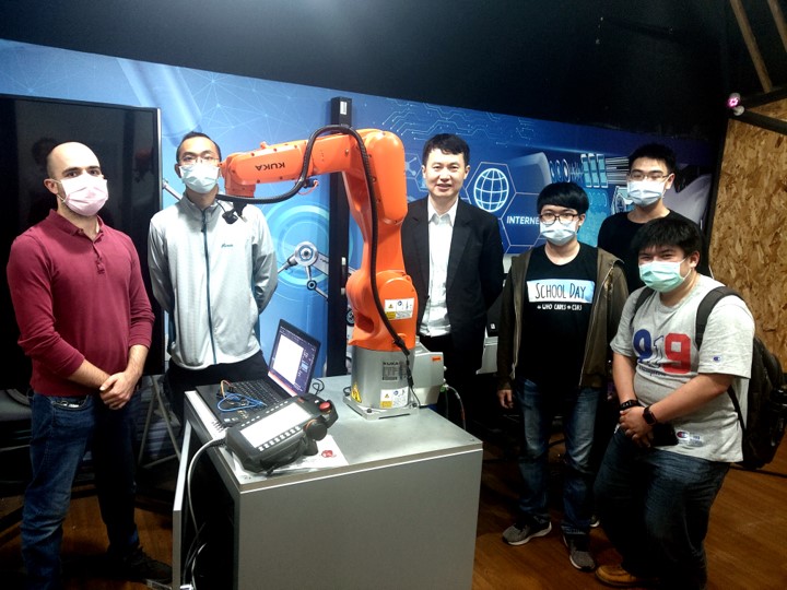 Vite Babak Hamun Akbari (from left), a group photo with teacher Hui-Chang Hong from FUN ROBOT (Taichung), Professor Chi-Wen Lung, and members of the research team.	