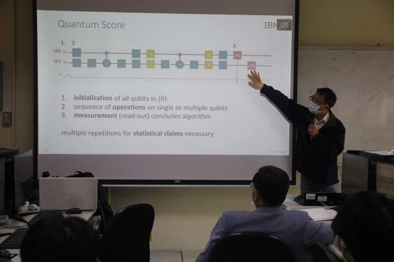 Prof. Chang-Wei Hsieh (right) of Asia University introduces the commonly-used platform of the quantum computer, IBM-Q.