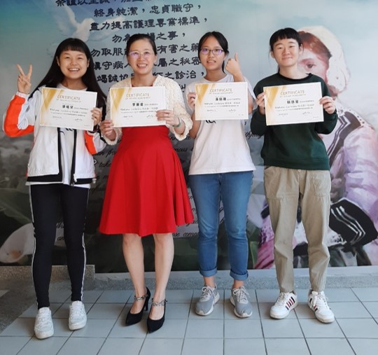 A shot of the award-winning students from the Department of Nursing, Zu-er Zhang (first from left), Yu-shan Huang (third from left), and Ci-min Lai (fourth from left) and their advisor, Prof. Li-chun Lee (second from left).