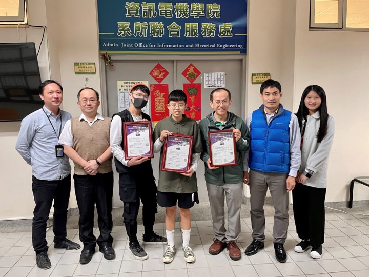 The students Bo-Yan Huang (third from left) and Yan-Yu Lu (fourth from left) participated in the competition and won a masterpiece award. A shot of Chair Professor Ching-Hsien Hsu (sixth from left) in the Department Information Communication, Chairman Shih-Nung Chen (second from left)  in the same department, Prof. Ching-Ta Lu (fifth from left) in the same department, an assistant Sheng-Yi Lee (seventh from left) in the same department, and a technical staff Jian-Zhi Yu (first from left) in the College of Information and Electrical Engineering.