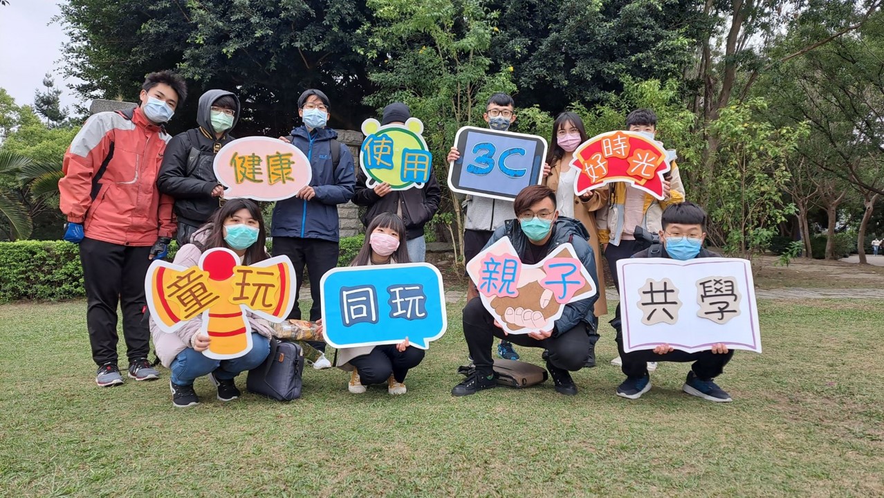 Graduate students from the AU Psychology Dept. took a group photo with a slogan on how to use 3C products in a healthy manner.。