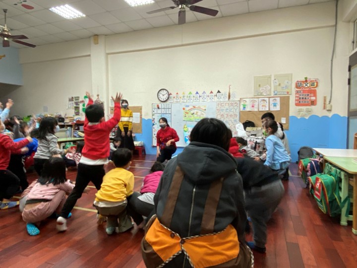 Graduate students from the AU Psychology Dept. went to the Qin Zi Tian Kindergarten to lead the children to take part in activities, and the children from the middle class raised their hands to ask questions.