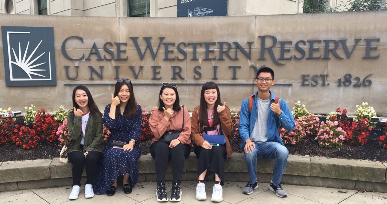 Siao-Yun Li (on the left), a student of the Department of Nursing at AU, practiced Nursing with her classmates at Case Western Reserve University in the USA.