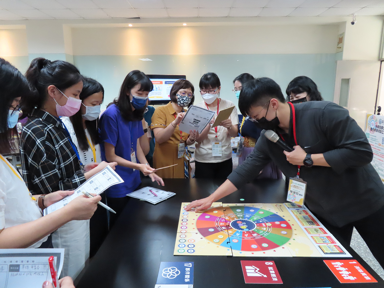 圖說：好氏社會企業共同創辦人陳建哲(右)，帶領各組師生進行SDGs桌遊「我們的福爾摩沙」體驗學習。