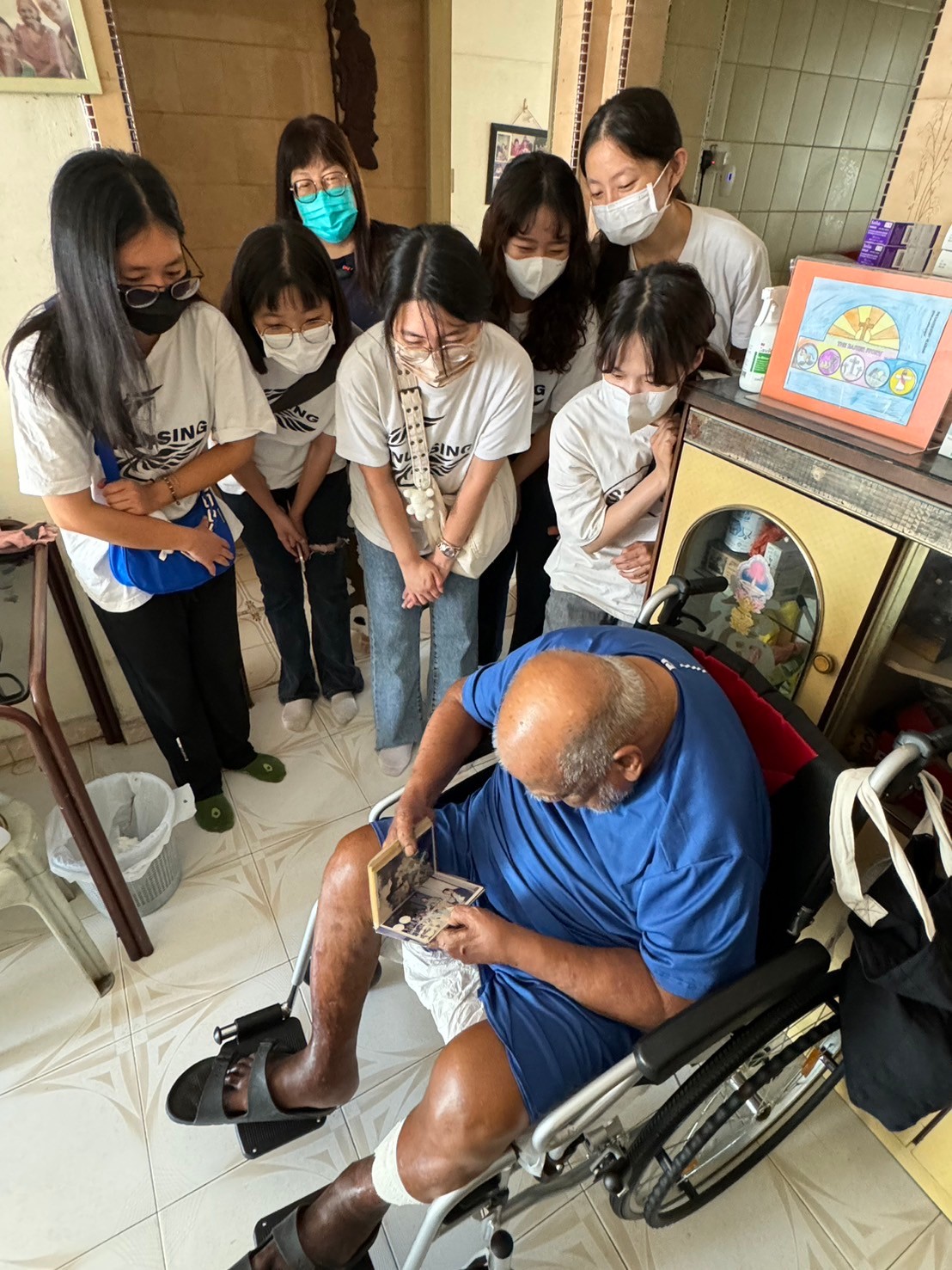 圖說：亞大護理學院學生至St. Hilda’s Community Service Center社區服務中心實習，與新加坡護理師到案家進行居家護理