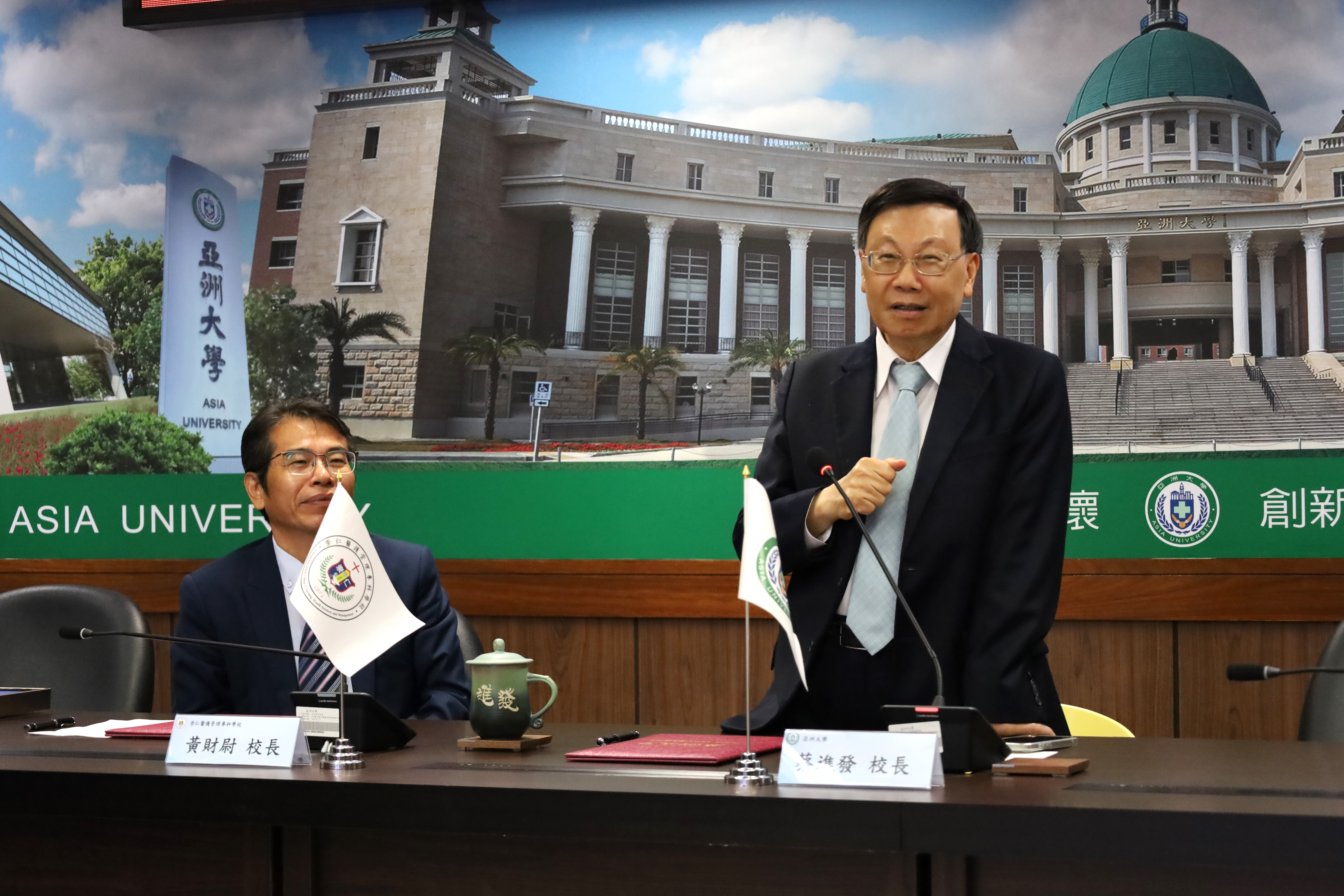 亞大校長蔡進發(右)表示,亞大、崇仁簽署合作備忘錄,從就學、就業一條龍服務,有助於緩解國內護理人員不足問題。