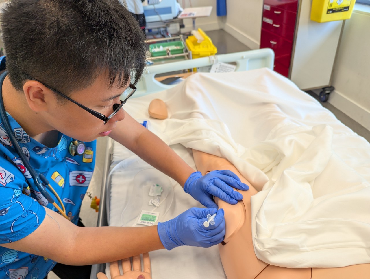 圖二、亞大護理學系陳楷惟同學,在澳洲西雪梨大學Nursing LAB執行皮下注射技術。