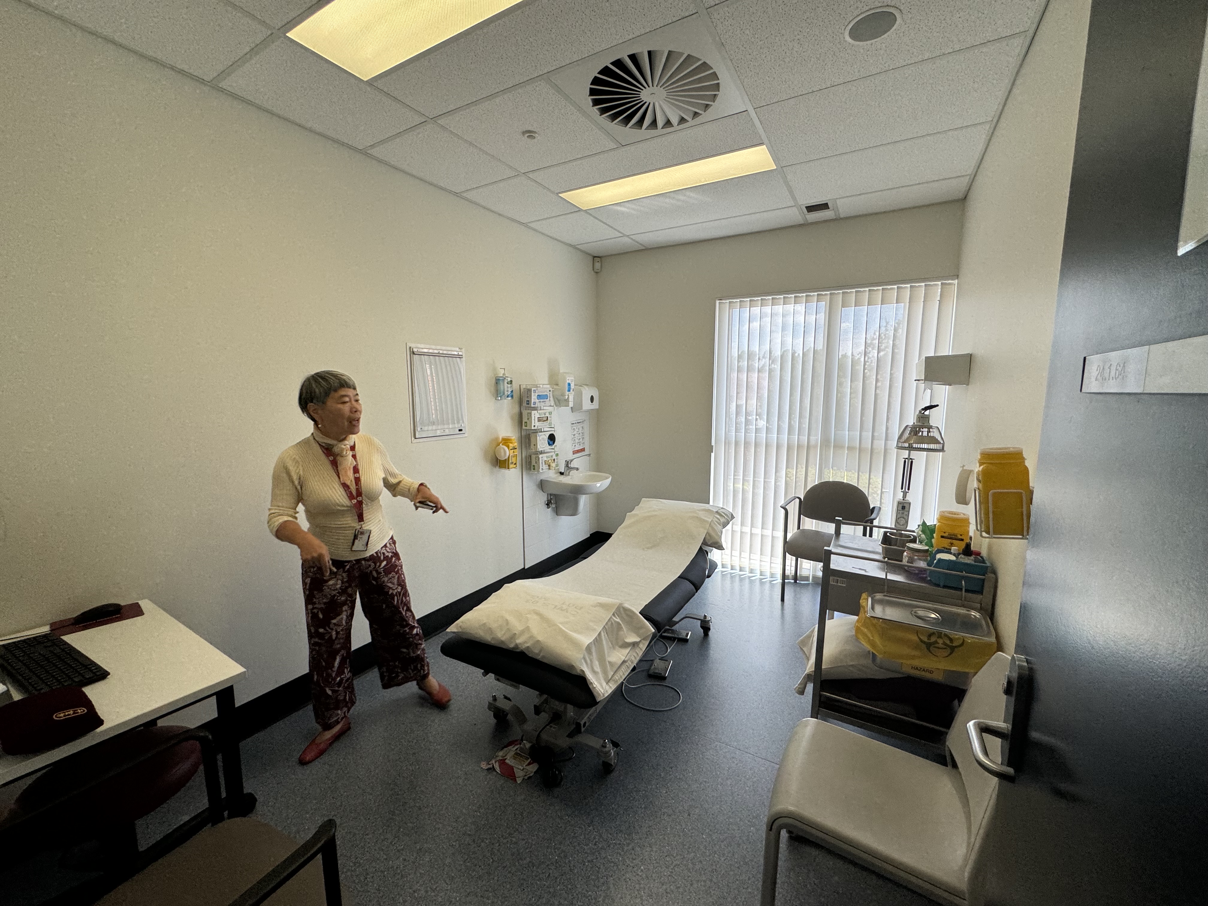 圖三、西雪梨大學Cambelltown Campus Professor Xiaoshu Zhu 介紹中醫診療相關實務操作。