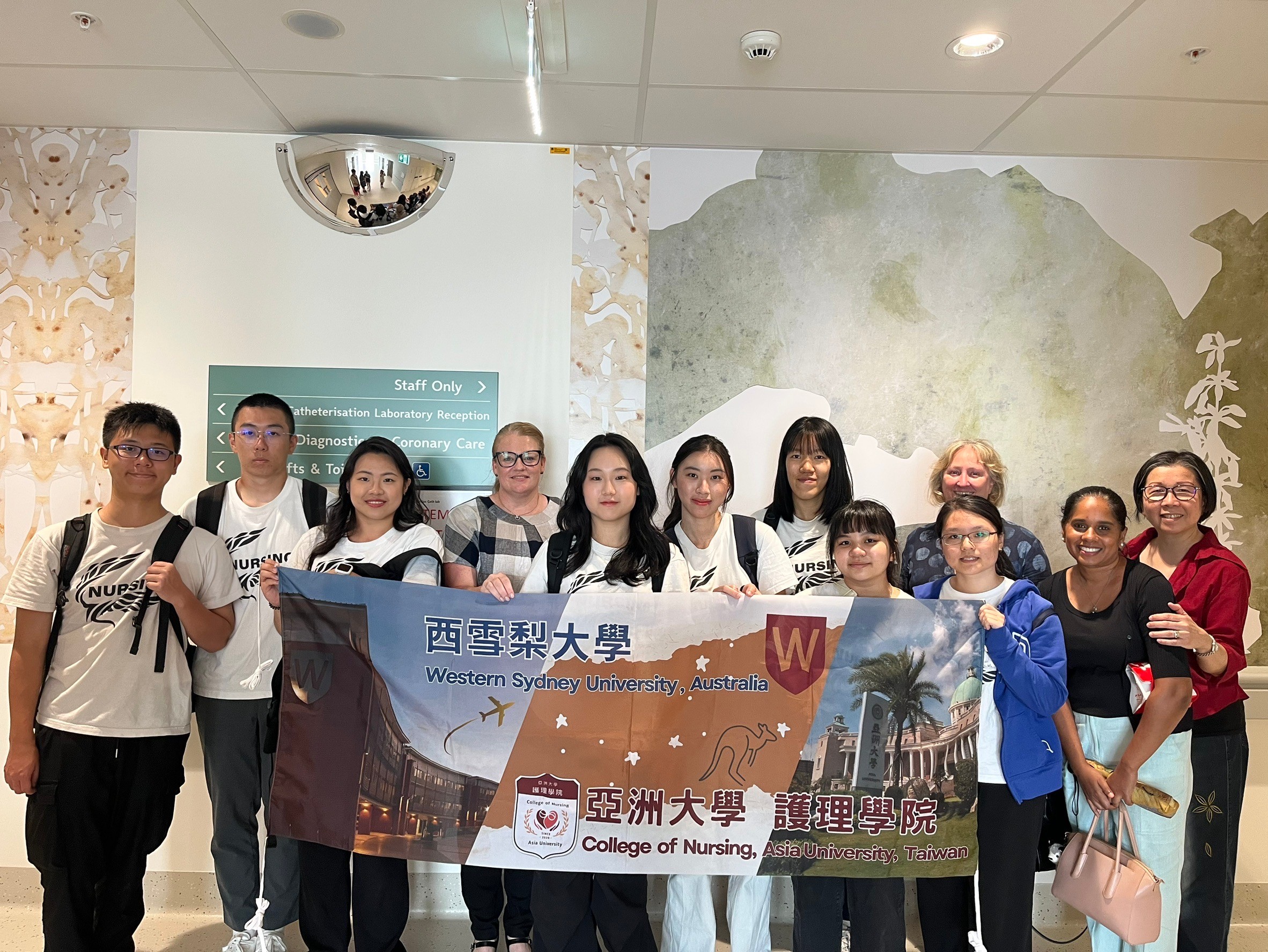 圖四 亞大護理學系簡慧雯老師(右1)、亞大護理學院同學、澳洲西雪梨大學護理學院Professor Kath Peters(右2)、Professor Lucie Ramjan (右3) 以及Nepean Hospital Acting Specialty Coordinator Ms. Kelie Mahony 護理部主管於病房外合影。
