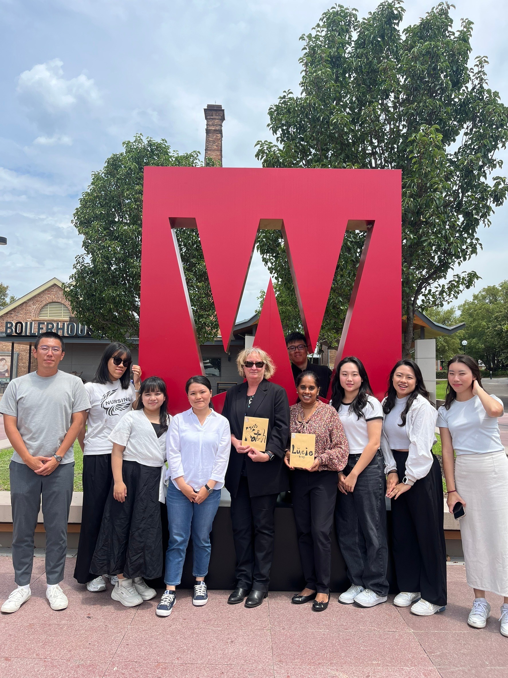 圖六、亞大護理學院同學,與澳洲西雪梨大學護理學院Professor Kath Peters(左5)、Professor Lucie Ramjan (右4),在西雪梨大學校門口合影。
