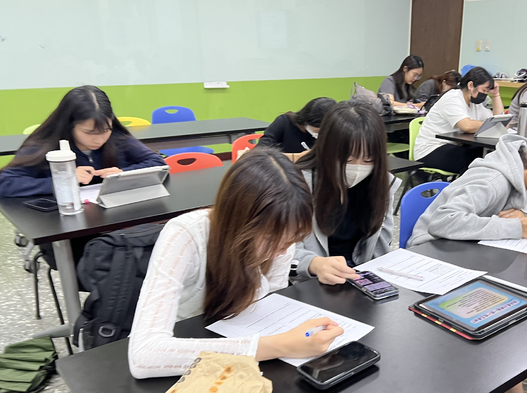 圖說:亞大護理學系課程融入職輔教材及生成式AI,設計學習單及創課平台討論題,引導學生運用Chat GPT做為紓壓小夥伴。