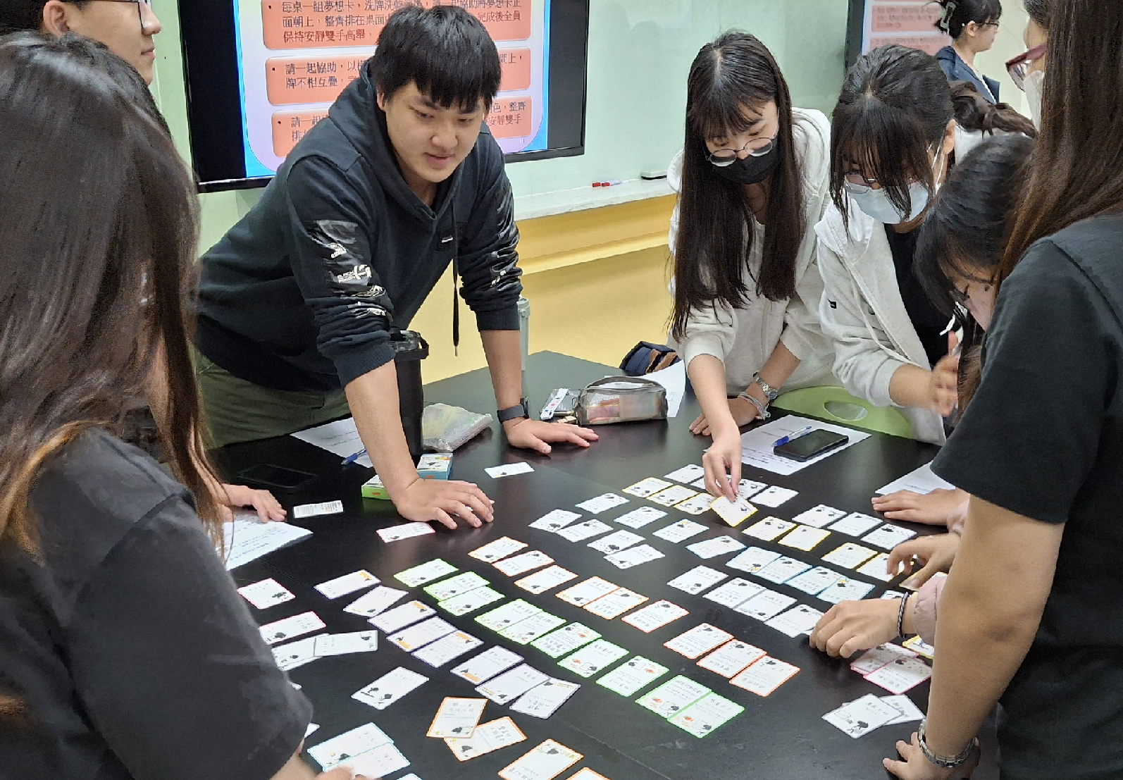 圖說:亞大護理學系職涯導師洪慧容規畫團體職涯輔導課程,運用職涯相關牌卡,引領學生興趣探索及思考個人職涯方向。